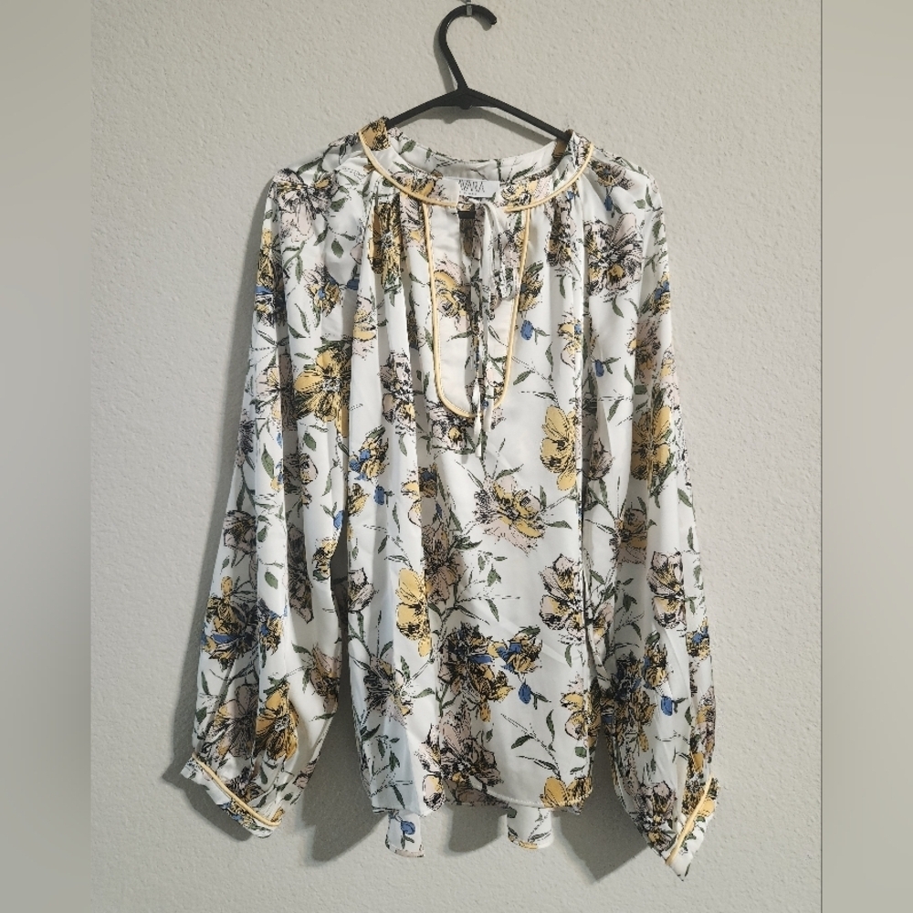 Avara Women’s Floral print blouse size XS